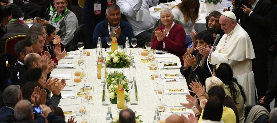 Le Pape François au milieu de ses invités, tel un pauvre parmi les pauvres